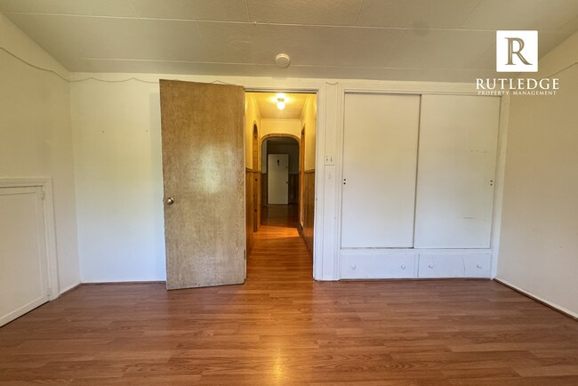 Foto del edificio - East Medford Victorian Upstairs Apartment