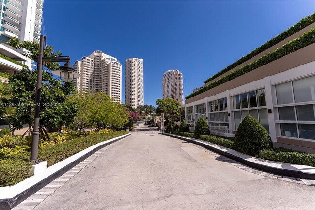 Building Photo - 801 Brickell Key Blvd