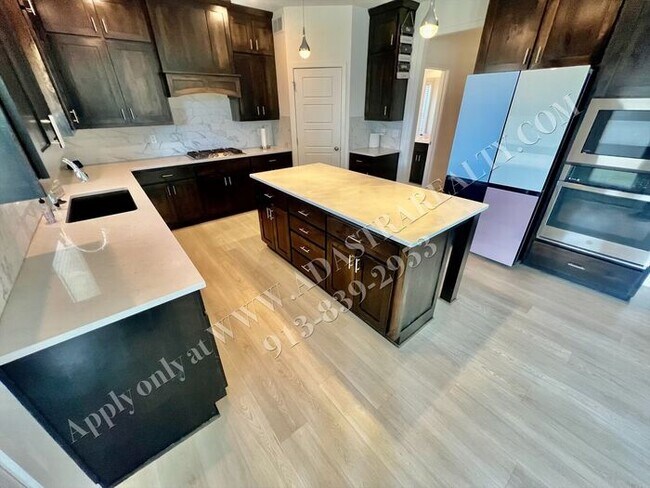 Foto del edificio - Beautiful 4 Bed 3.5 Bath Home in Olathe-Av...