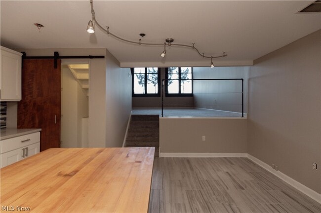 Building Photo - 1133 W 9th St