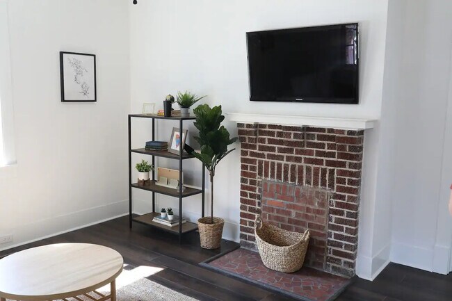 Building Photo - 528 Bond Ave