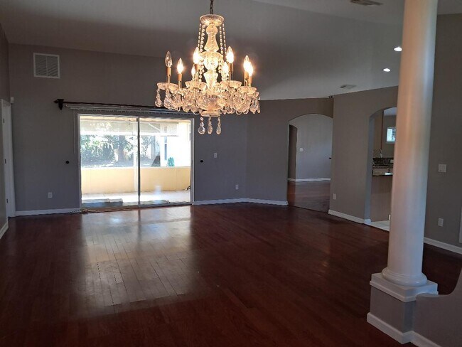 Building Photo - 242 SW Amesbury Ave