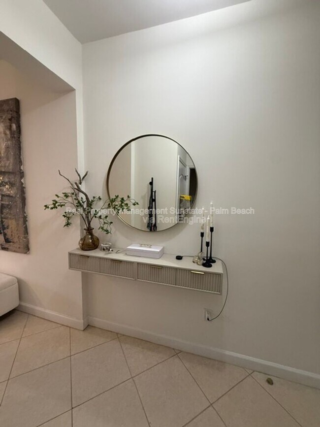 Building Photo - 801 S Olive Ave