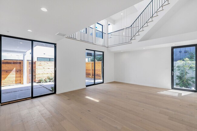Foto del edificio - 328 RENNIE Ave