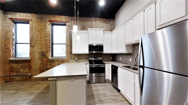 Building Photo - 212 N Bryan Ave