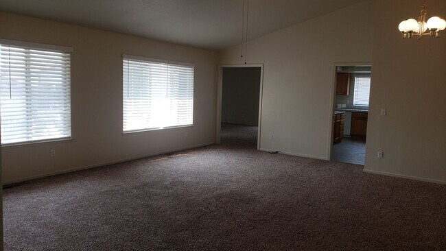 Foto del edificio - ONLY $2,550 PER MONTH FOR THIS SPACIOUS RANCH STYLE HOME -  2056 SQ FT / 3BDRM/2BATH/3GARAGE ON O...