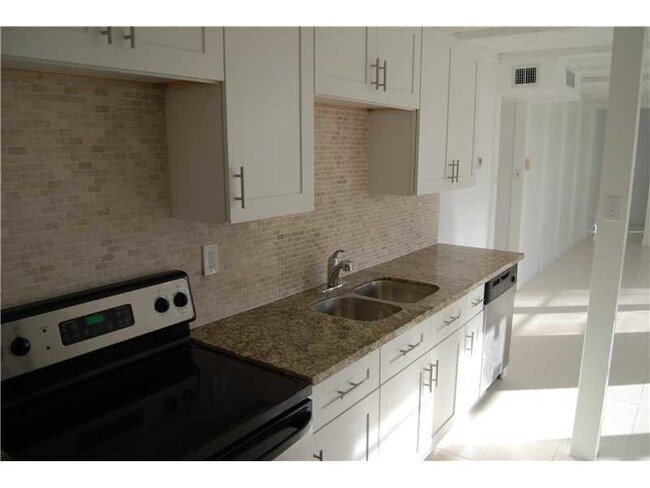 Foto del edificio - 2821 NW 7th Ct