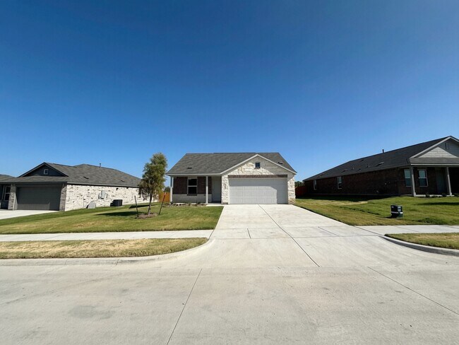 Building Photo - 401 Meadows Ln