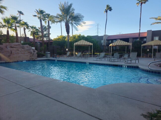 Foto del edificio - 5332 River Glen Dr