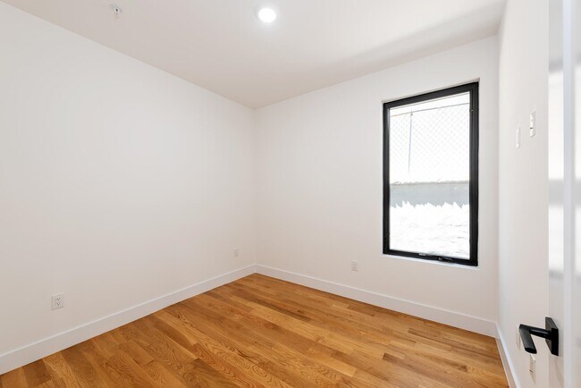 Foto del edificio - 827 Pavonia Ave