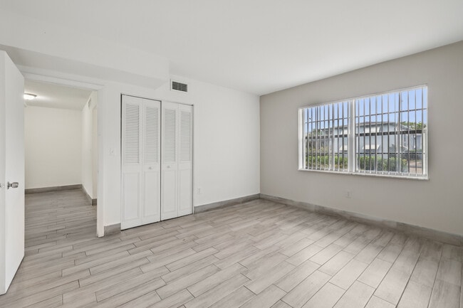 Building Photo - Luna At Hollywood