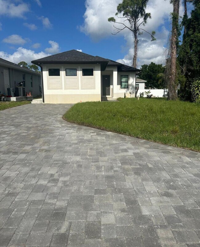 Building Photo - Single Family Home in San Carlos - STUDENTS WELCOME