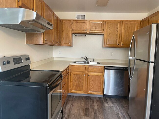 Foto del edificio - Great 2 Bed 1 Bath 2nd Level Condo in Nort...