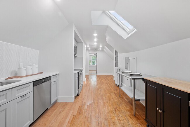 Building Photo - 28 Duer Pl