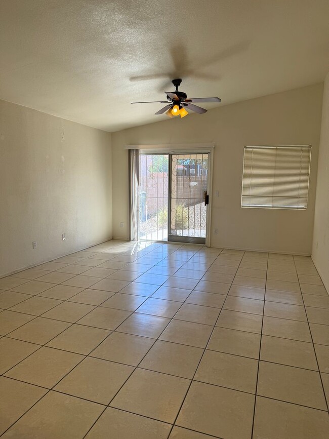 Building Photo - Delightful East Side 3 bedroom/2 bath Home...