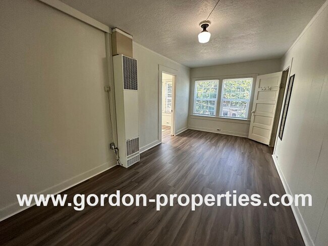 Building Photo - VACANT (4714) Belmont SE 4712-4716