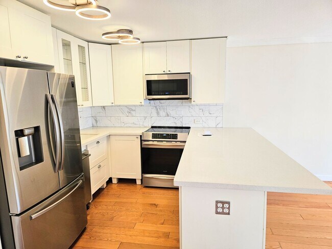 Foto del edificio - Waikiki Four Paddles 1 Bedroom 1 Bathroom 1 Parking 6th Floor Renovated Condominium