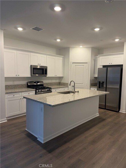 Foto del edificio - 32879 Manhattan Ave