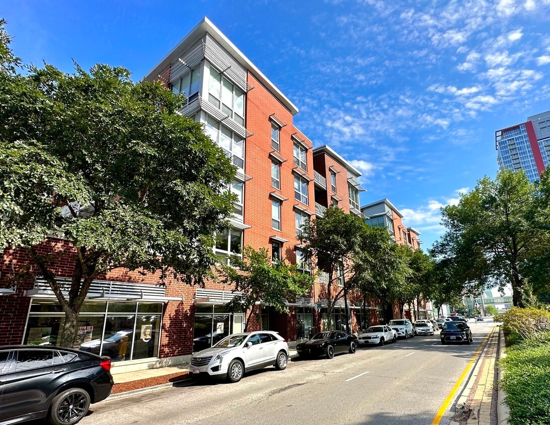 Primary Photo - 2025 S Indiana Ave