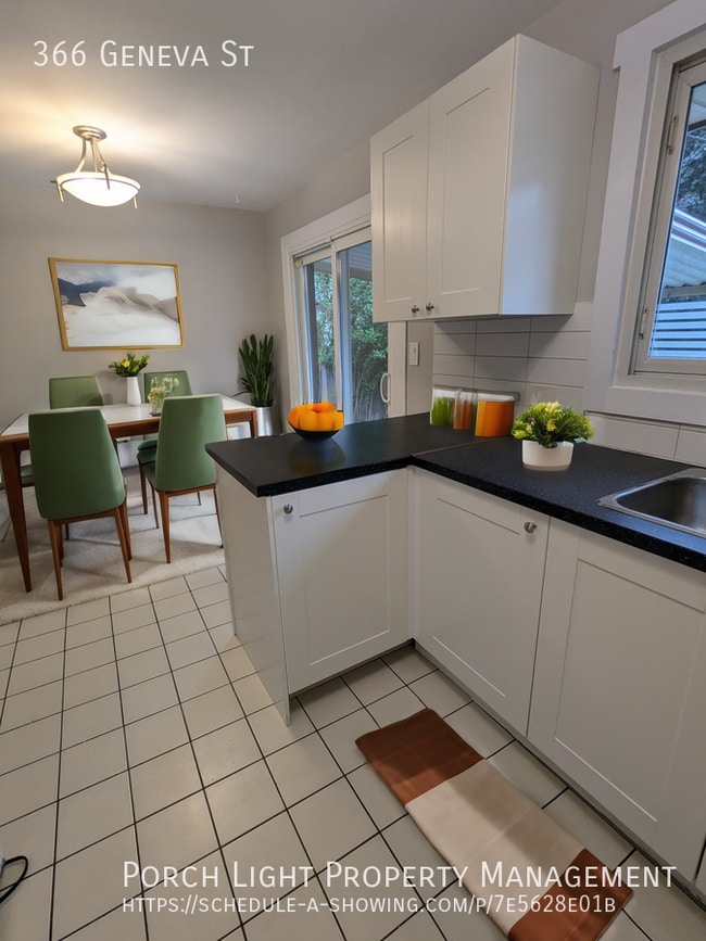 Building Photo - 4 Bedrooms - 2 Bathrooms - 2 Living rooms ...