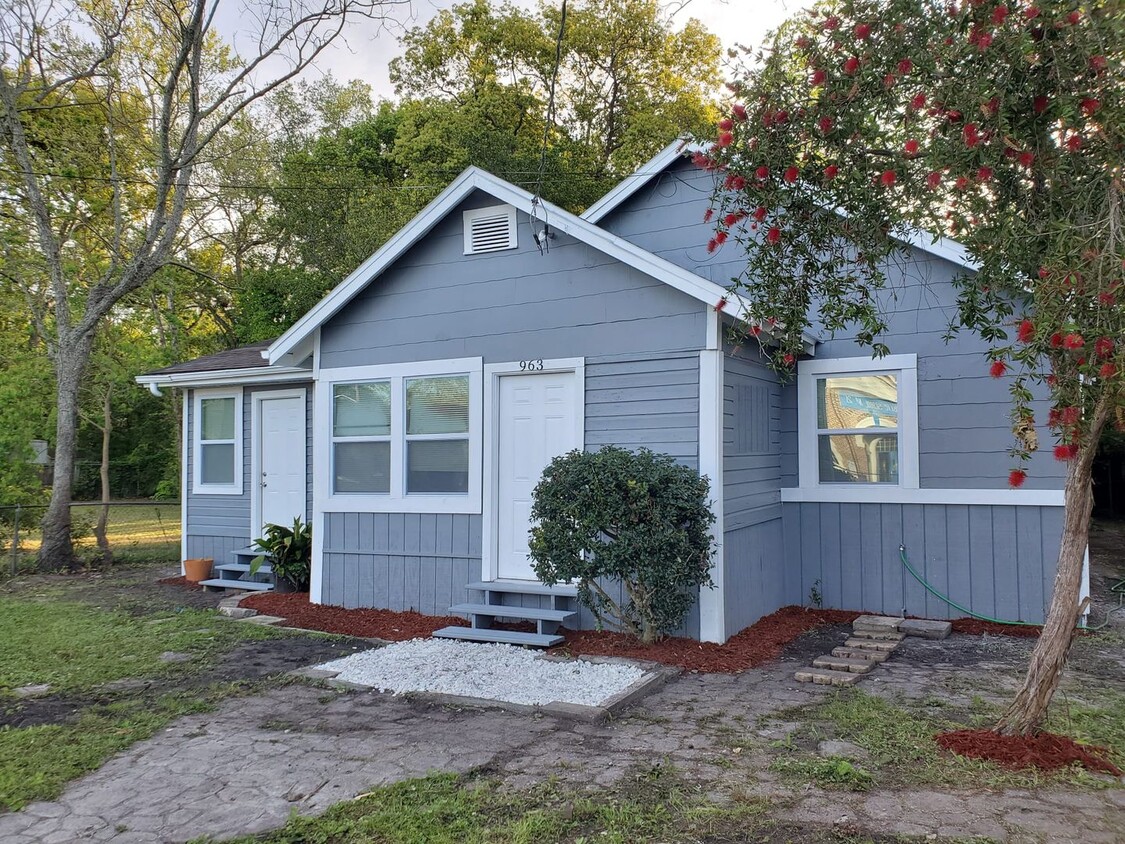 Foto principal - Fully Renovated 3/1 Single Family Ready to...