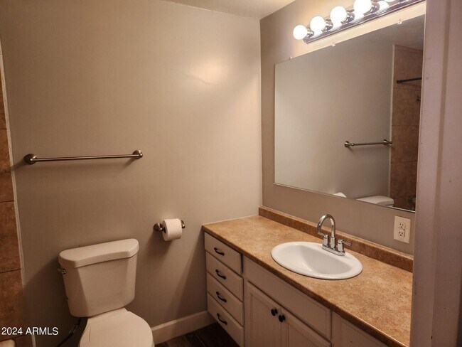 Foto del edificio - 3327 E Camelback Rd