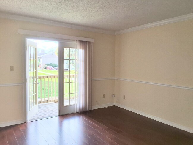 Building Photo - Peaceful Garden View 1/1 Condo with wood f...