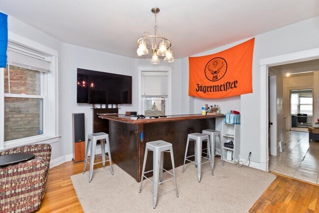 Photo - 4 bedroom in Chicago IL 60613 Apartment