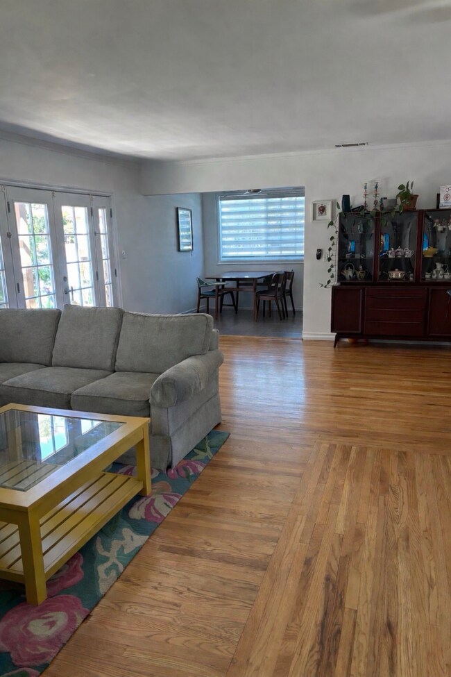 Foto del edificio - 7055 Comanche Ave