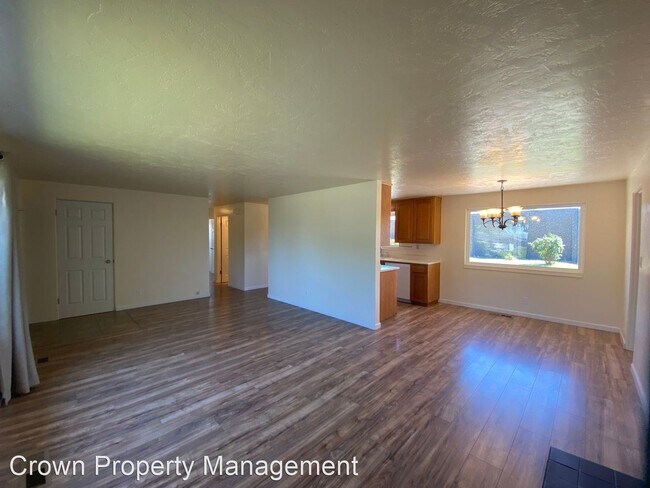 Building Photo - 3 br, 1 bath House - 2017 W. Grand Ronde Ave.