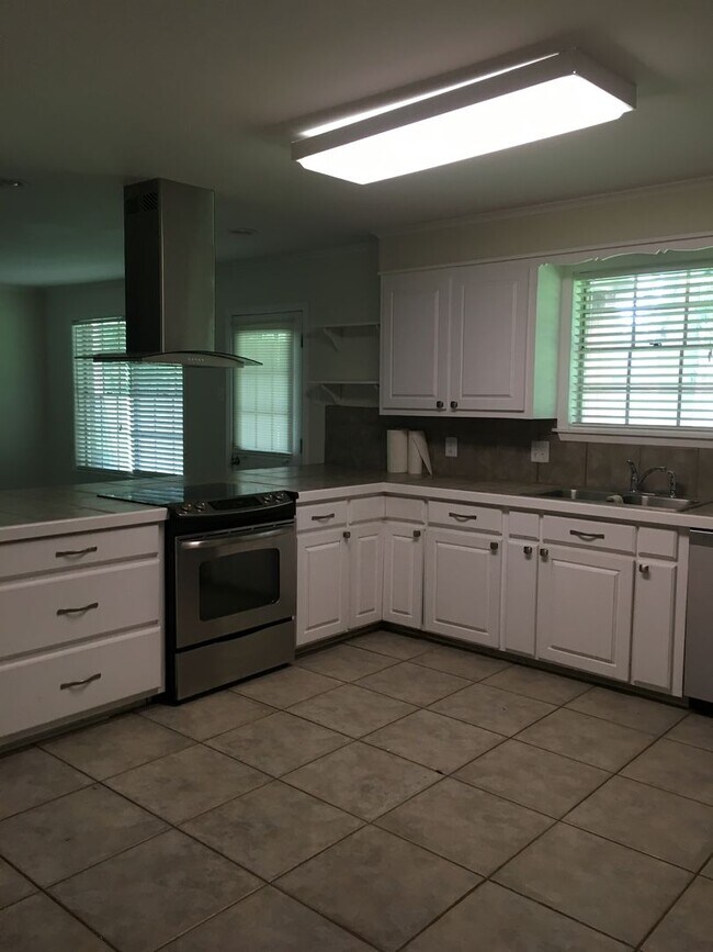 Building Photo - 1120 Wylie Dr