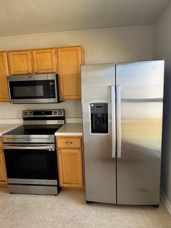 Building Photo - Pet Friendly 4 bedroom in Tooele w attache...