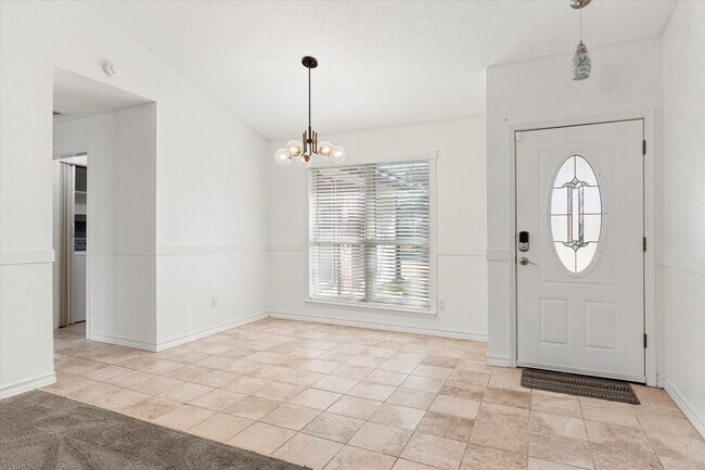 Foto del edificio - Charming 4-Bedroom Home with Modern Update...