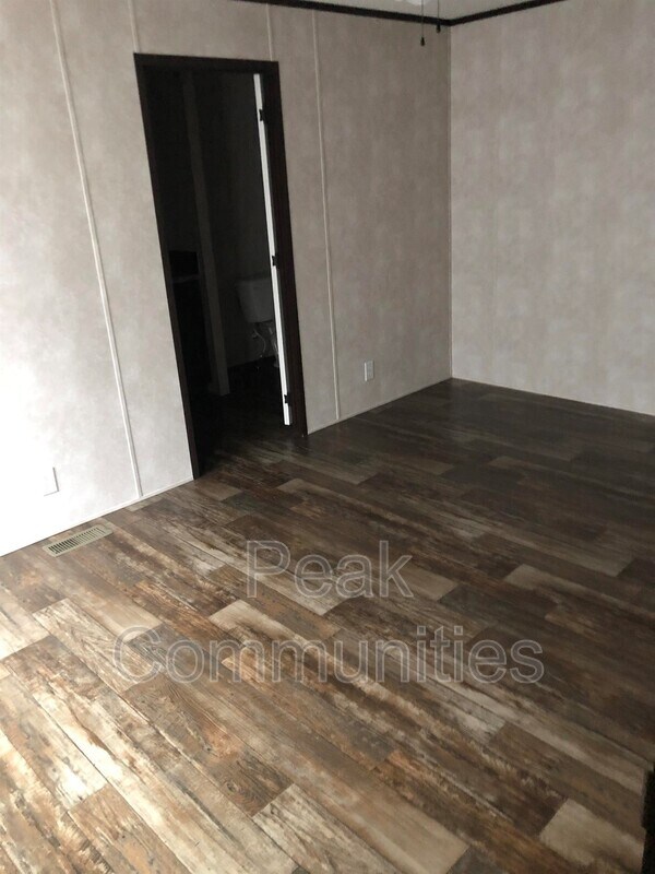 Building Photo - 305 Shady Brook Hts