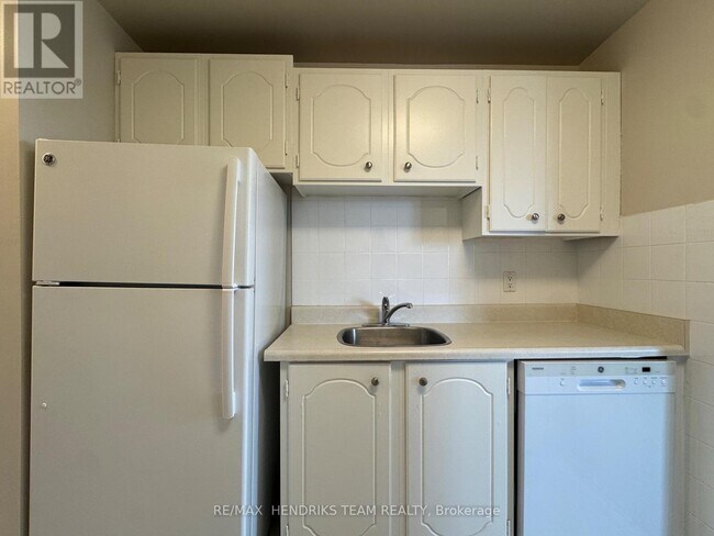 Building Photo - 610 Lake St