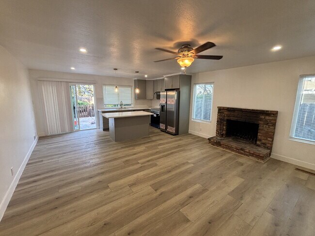 Foto del edificio - "Completely Remodeled and Charming 3-Bed Oasis with Pool & Fireplace in Pittsburg's Heart!"