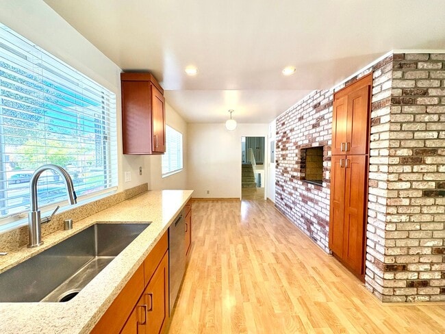 Building Photo - 1732 Las Gallinas Ave