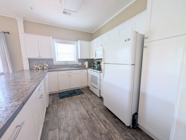 Building Photo - 3947 Gladiola Ct