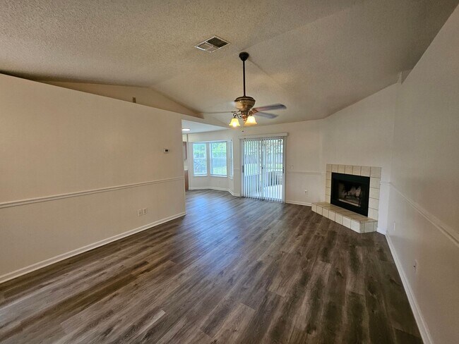 Foto del edificio - $1550.00 - 3/2/2 - Escape the Apartment Lifestyle!