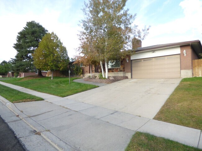 Building Photo - 5 Bd 3 Ba Home in Sandy