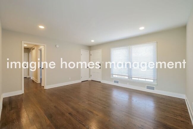 Building Photo - Gorgeous Pet-Friendly Home in Overland Park