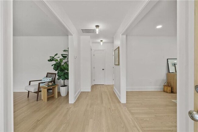 Foto del edificio - Designer Living with Charm in North Buckhead