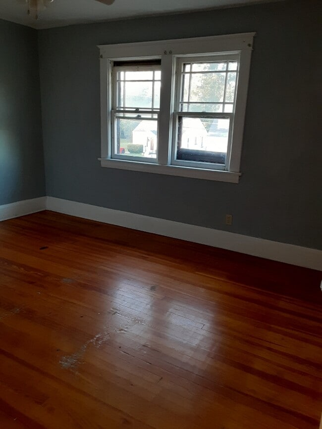 Building Photo - 709 E Judson Ave