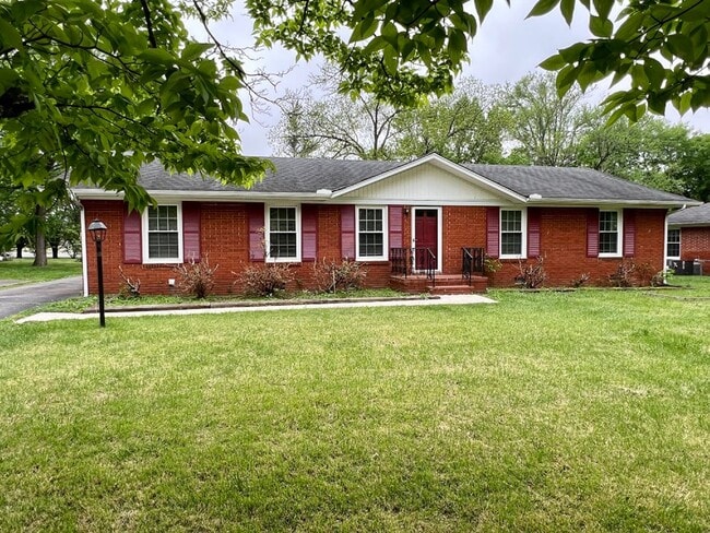 Building Photo - 3 Bed 1.5 Bath W. Bonus, Renovated Full Br...