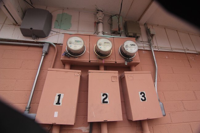 3 paneles eléctricos modernos - 296 E Morelos St