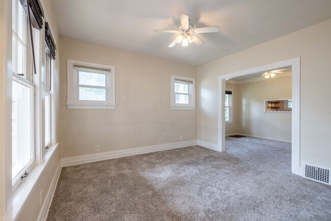 Building Photo - 4956 Linscott Ave