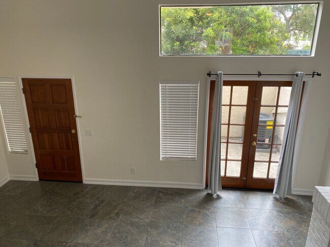 Building Photo - Large Eucalyptus Ridge 2 Bed/2.5 Bathroom ...