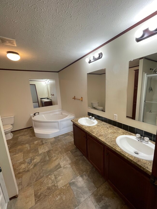 Master Bath - 1913 Borman Ct