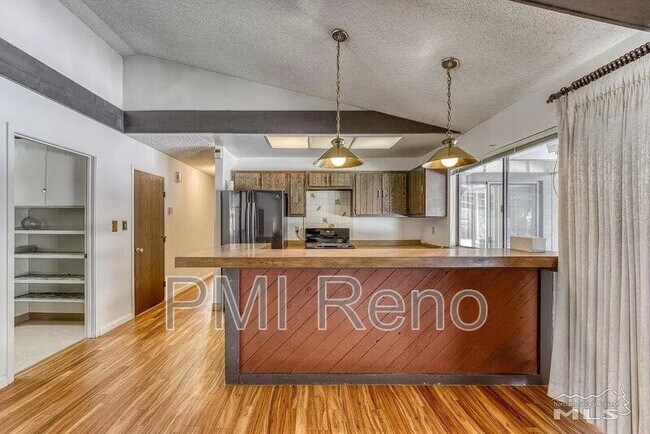 Foto del edificio - 2410 W Plumb Ln