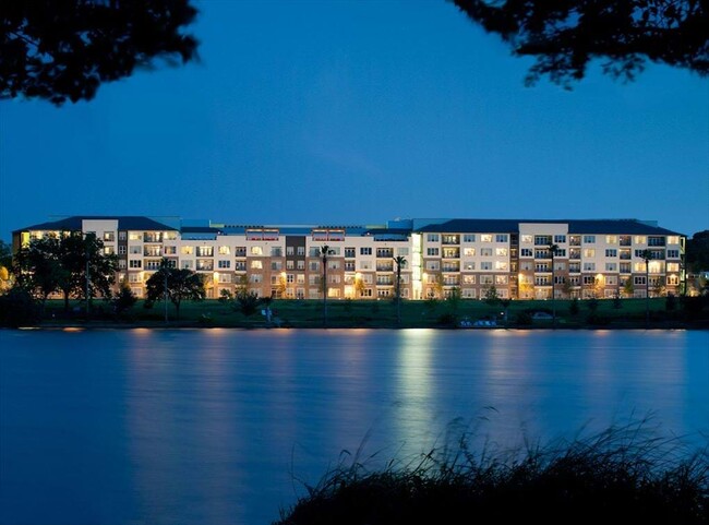 Building Photo - Rare Beautiful Lakeview Townhome